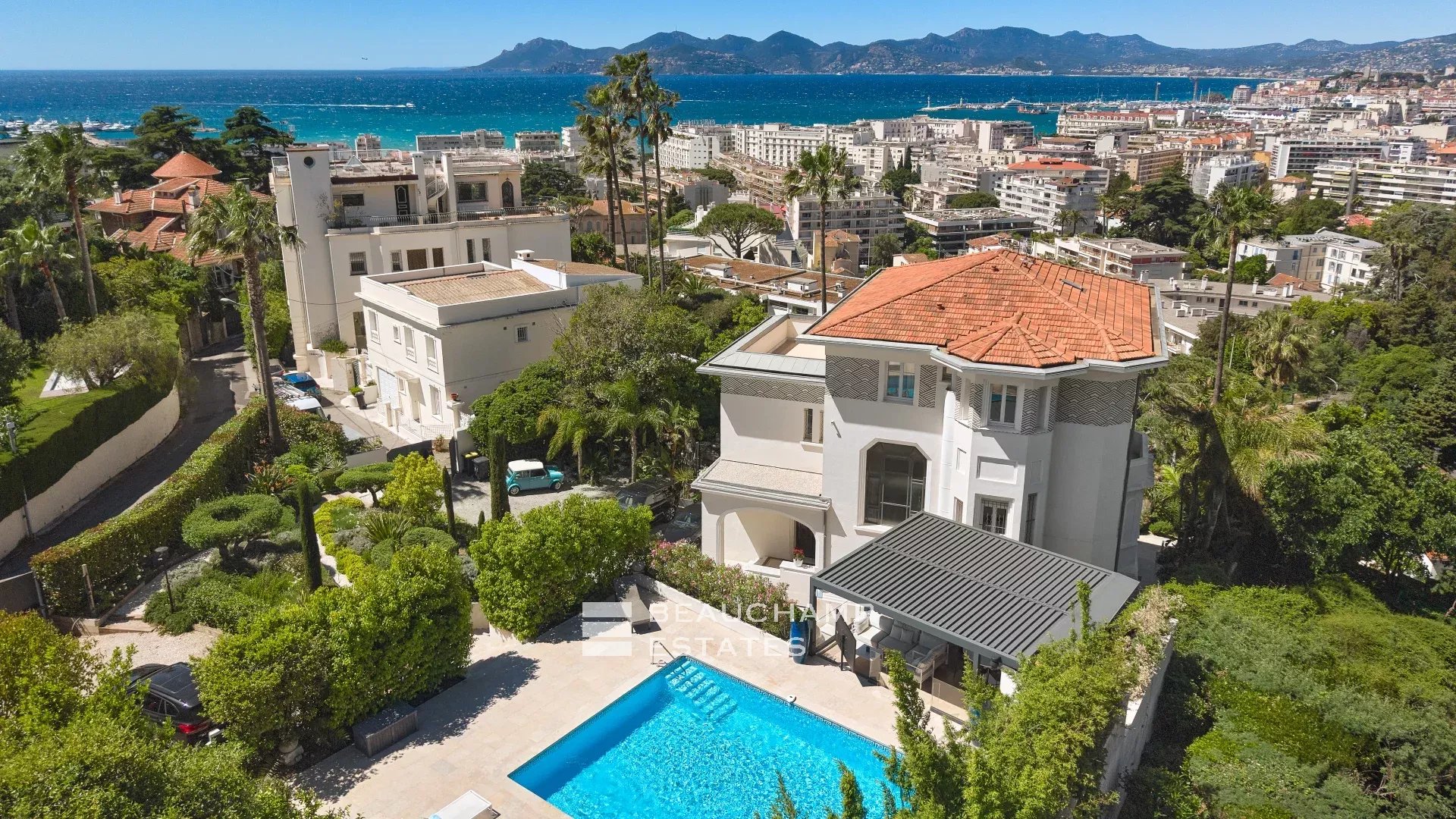 Elegant Art Deco villa with panoramic sea view Elegant Art Deco villa with panoramic sea view