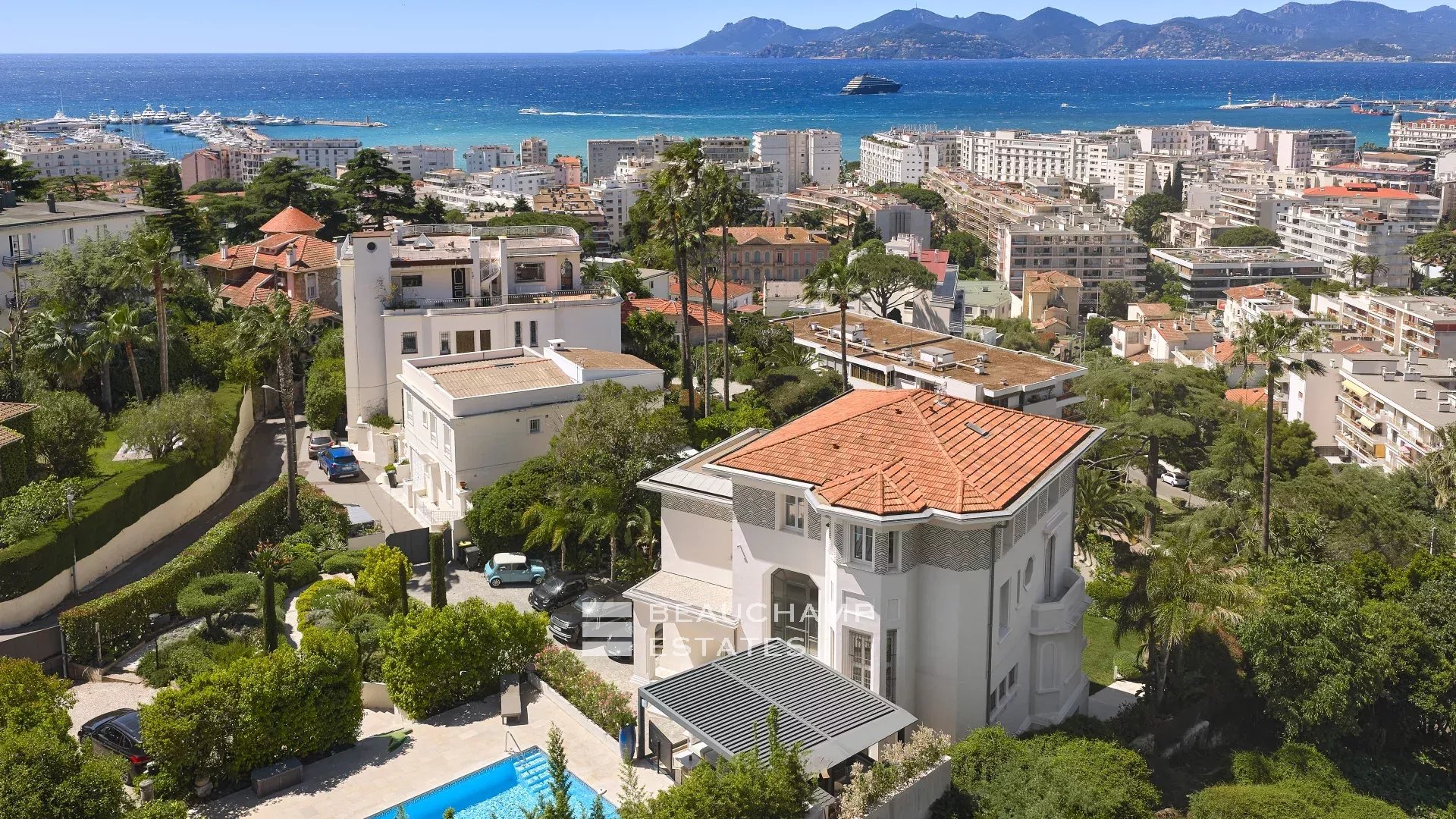 Elegant Art Deco villa with panoramic sea view Elegant Art Deco villa with panoramic sea view