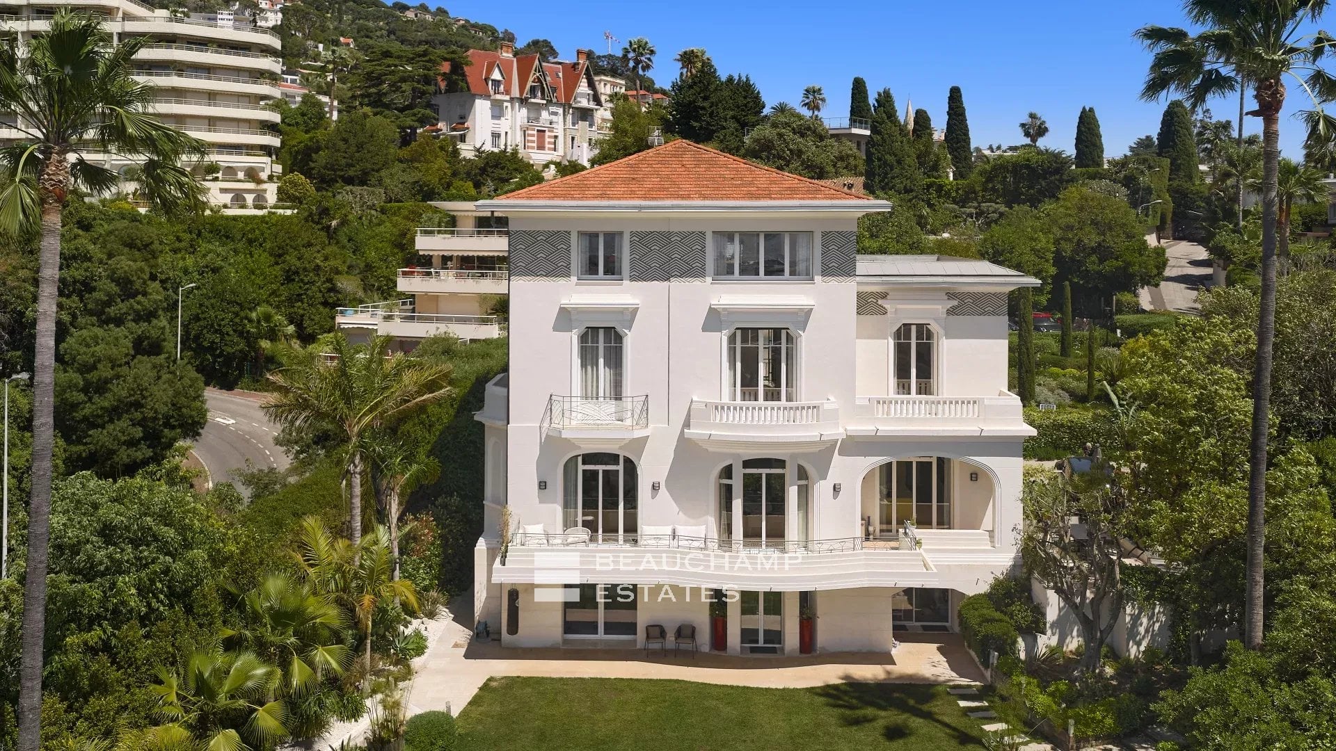 Elegant Art Deco villa with panoramic sea view Elegant Art Deco villa with panoramic sea view