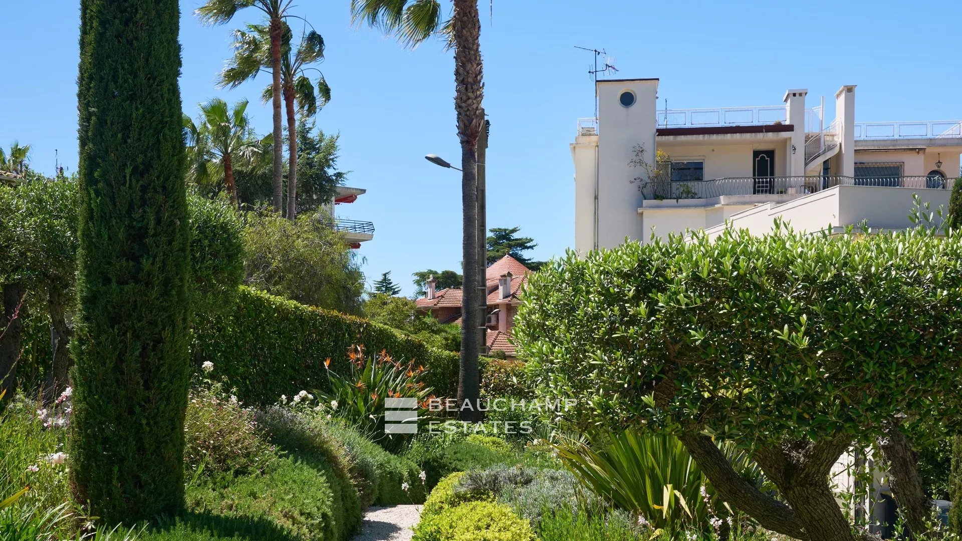Elegant Art Deco villa with panoramic sea view Elegant Art Deco villa with panoramic sea view