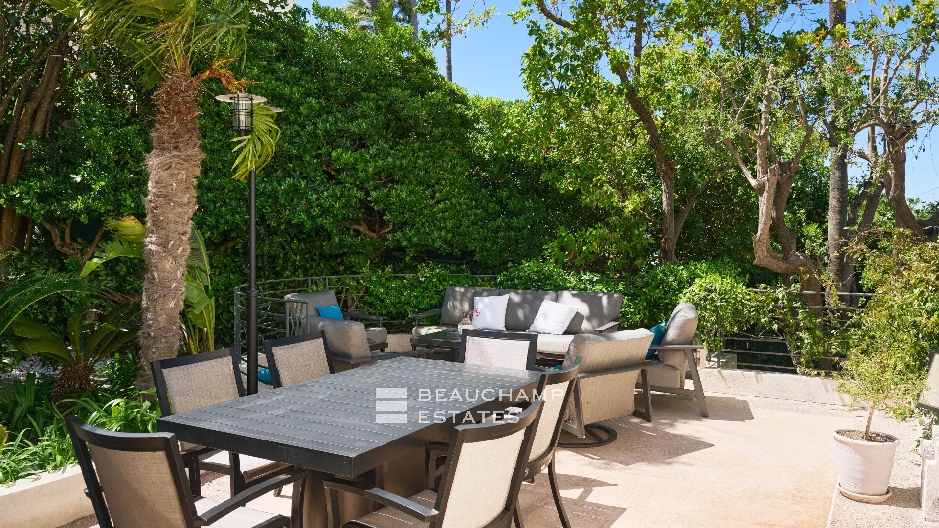 Elegant Art Deco villa with panoramic sea view Elegant Art Deco villa with panoramic sea view
