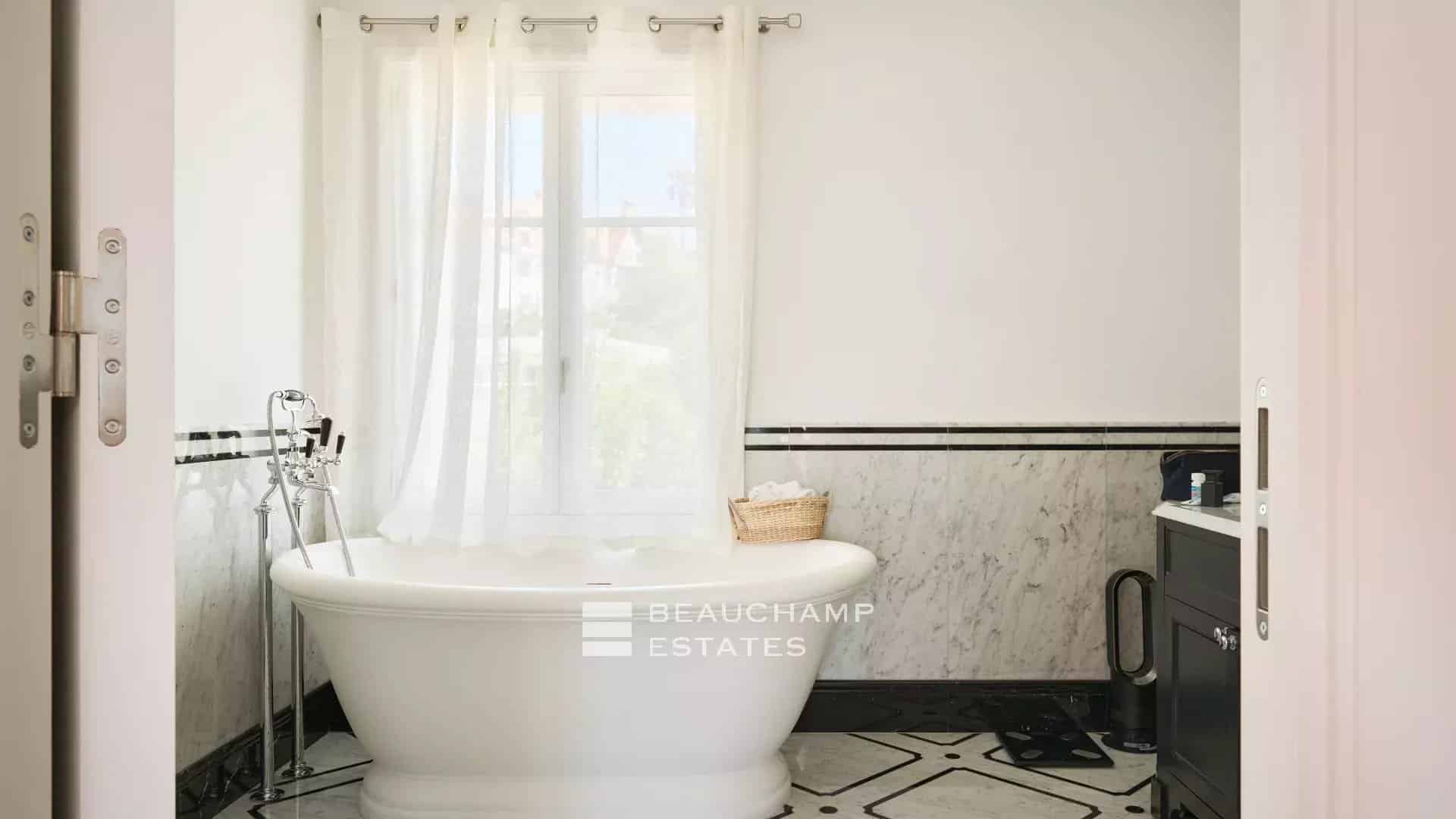 Elegant Art Deco villa with panoramic sea view Elegant Art Deco villa with panoramic sea view