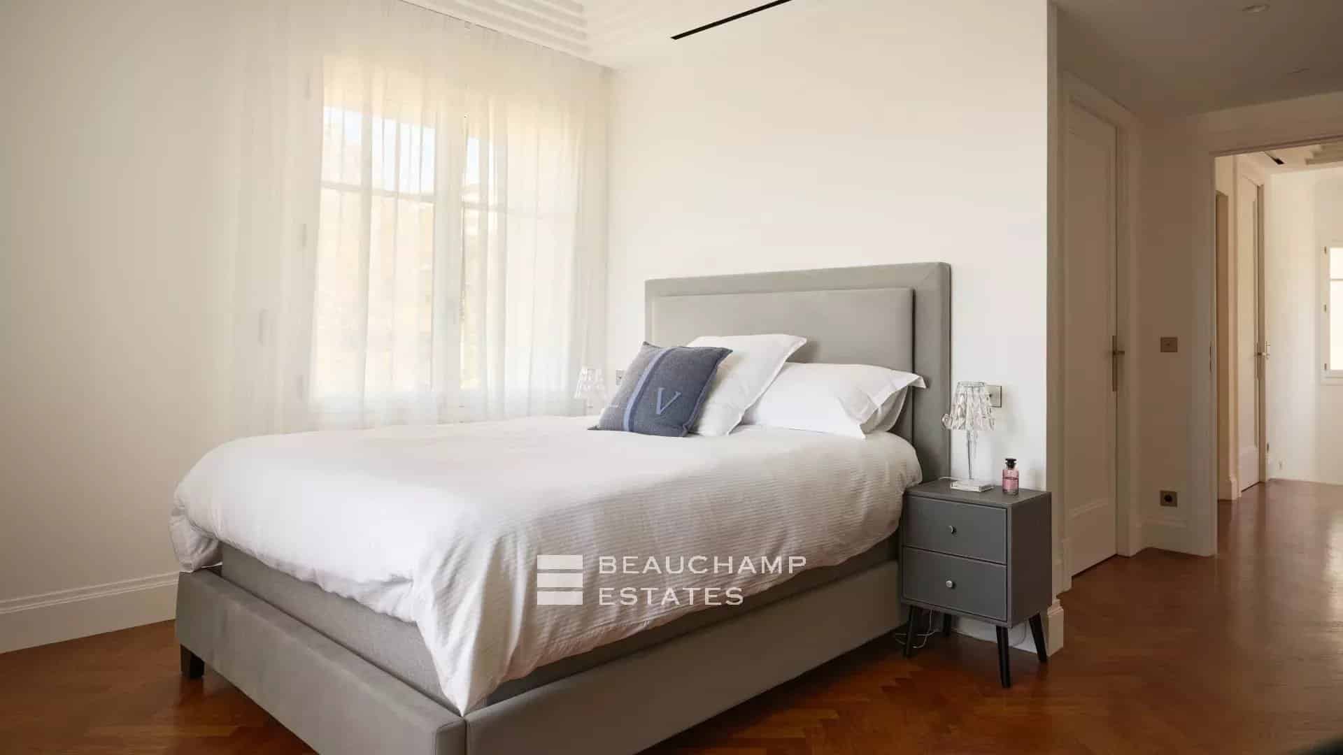 Elegant Art Deco villa with panoramic sea view Elegant Art Deco villa with panoramic sea view