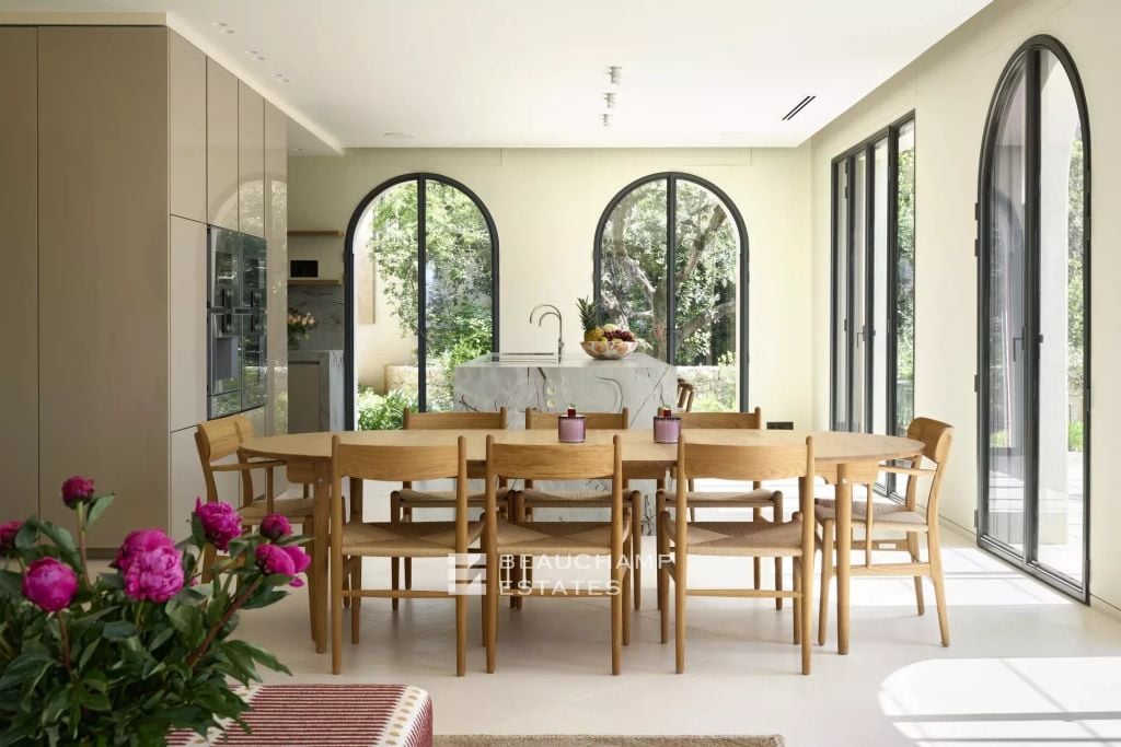 EXCLUSIVITY – Renovated neo-Provençal villa with panoramic sea views