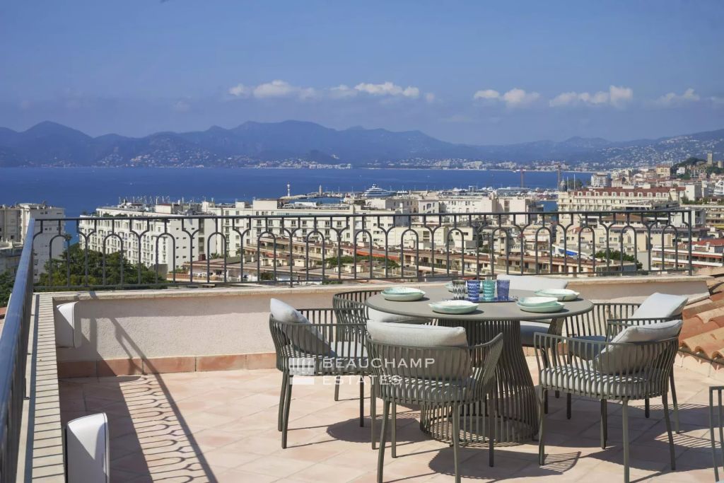 EXCLUSIVITY – Renovated neo-Provençal villa with panoramic sea views