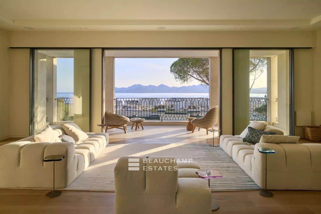 EXCLUSIVITY – Renovated neo-Provençal villa with panoramic sea views