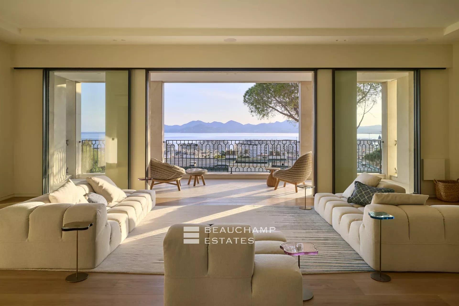 EXCLUSIVITE – Basse Californie – Villa néo provençale rénovée avec vue mer panoramique EXCLUSIVITY – Renovated neo-Provençal villa with panoramic sea views