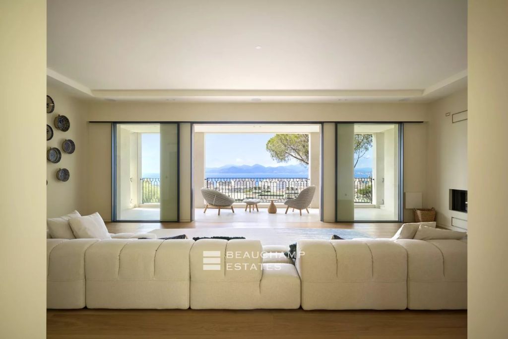 EXCLUSIVITY – Renovated neo-Provençal villa with panoramic sea views