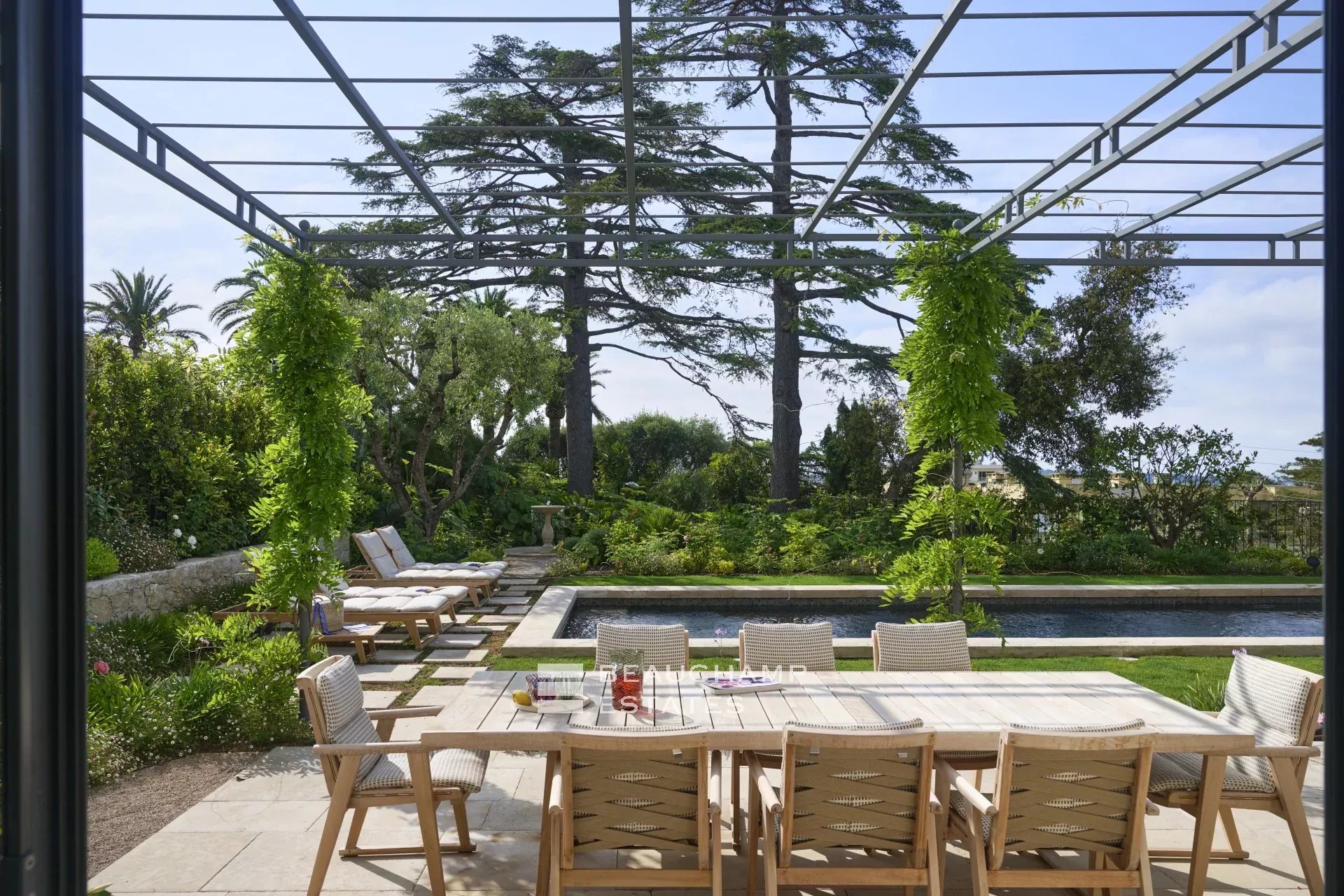 EXCLUSIVITE – Basse Californie – Villa néo provençale rénovée avec vue mer panoramique EXCLUSIVITY – Renovated neo-Provençal villa with panoramic sea views