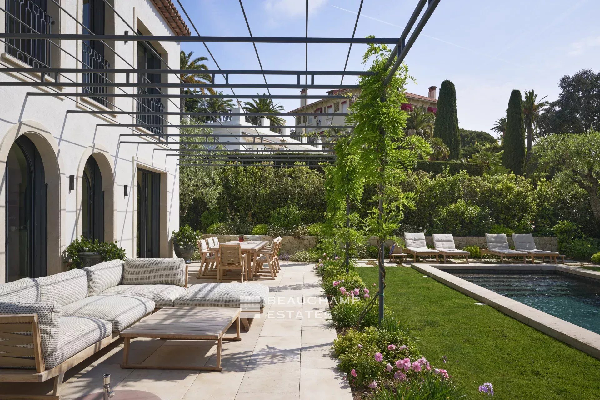 EXCLUSIVITE – Basse Californie – Villa néo provençale rénovée avec vue mer panoramique EXCLUSIVITY – Renovated neo-Provençal villa with panoramic sea views