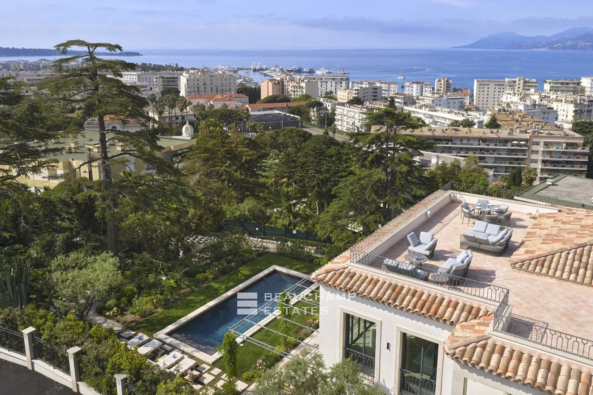EXCLUSIVITE – Basse Californie – Villa néo provençale rénovée avec vue mer panoramique EXCLUSIVITY – Renovated neo-Provençal villa with panoramic sea views