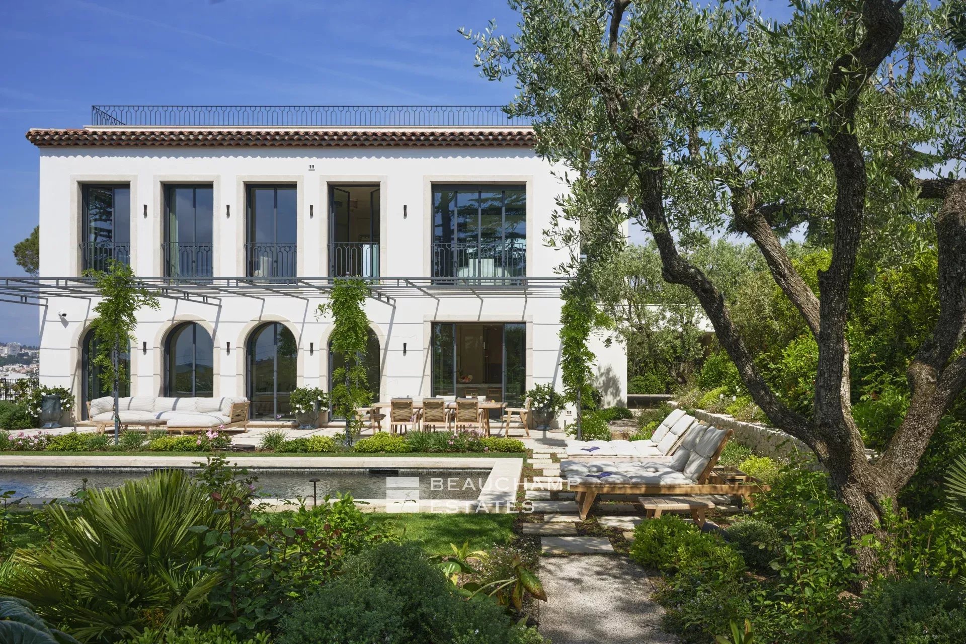 EXCLUSIVITE – Basse Californie – Villa néo provençale rénovée avec vue mer panoramique EXCLUSIVITY – Renovated neo-Provençal villa with panoramic sea views