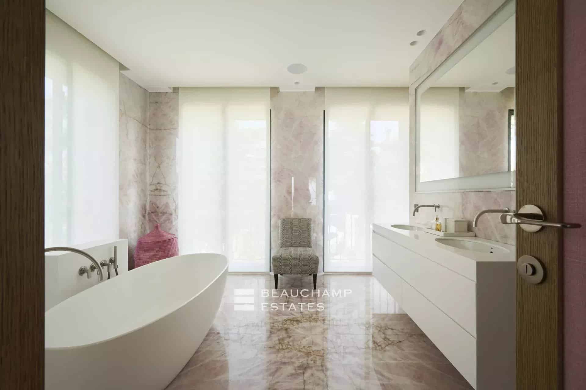 EXCLUSIVITE – Basse Californie – Villa néo provençale rénovée avec vue mer panoramique EXCLUSIVITY – Renovated neo-Provençal villa with panoramic sea views