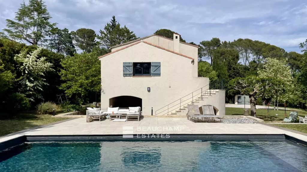 Family Villa with Guest House in a Closed Estate – Tranquillity and Space