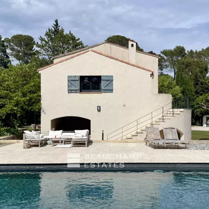 Villa familiale avec dépendance dans un domaine fermé – Tranquillité et espace