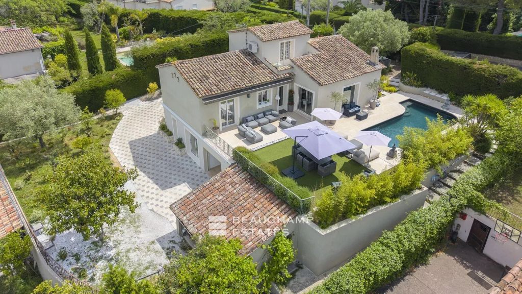 Modern 5-bedroom villa with hill views – Mougins