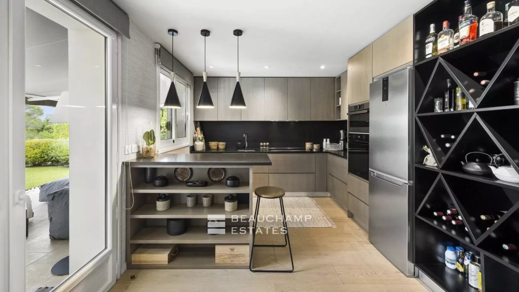 Modern 5-bedroom villa with hill views – Mougins