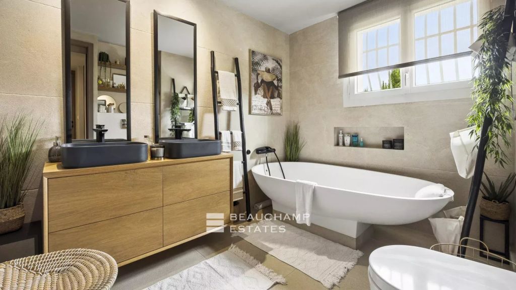Modern 5-bedroom villa with hill views – Mougins