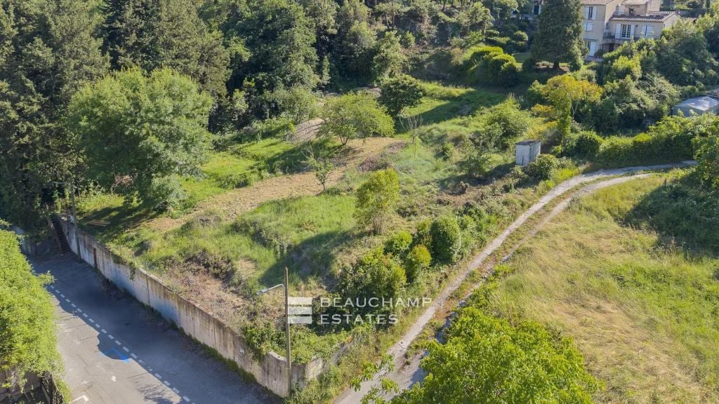 Mougins – Building plot with permit for Provençal villa and swimming pool