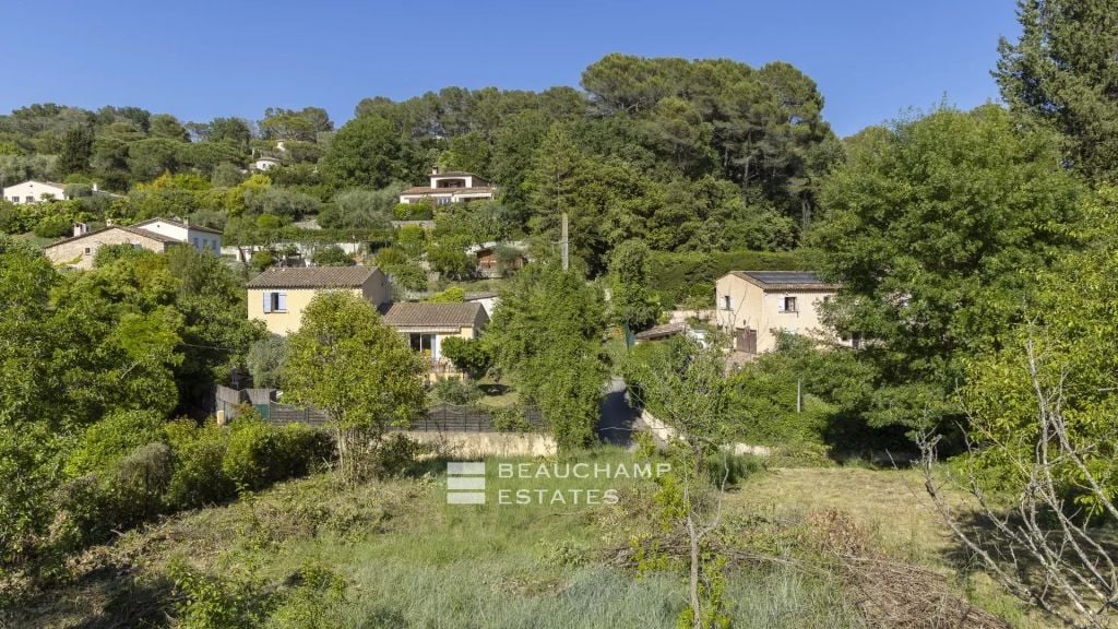 Mougins – Building plot with permit for Provençal villa and swimming pool