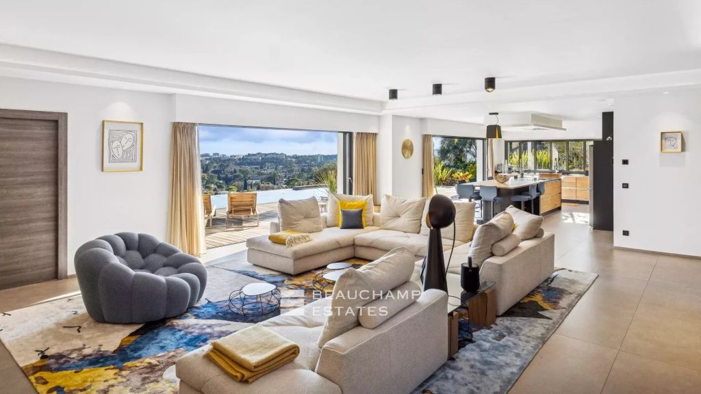 Mougins – Contemporary villa with panoramic sea views