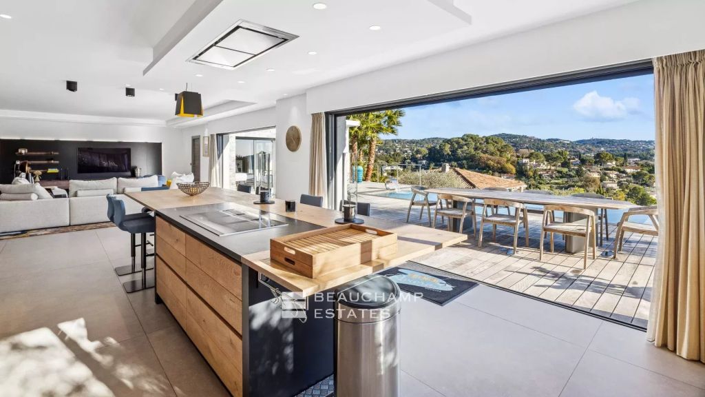 Mougins – Contemporary villa with panoramic sea views