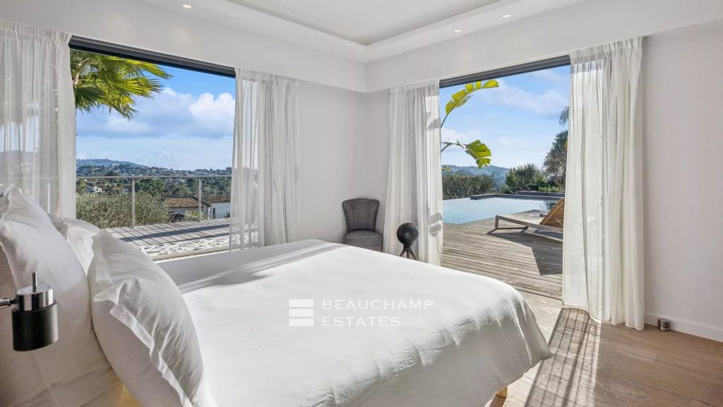 Mougins – Contemporary villa with panoramic sea views