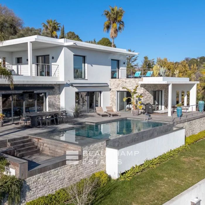Mougins – Contemporary villa with panoramic sea views