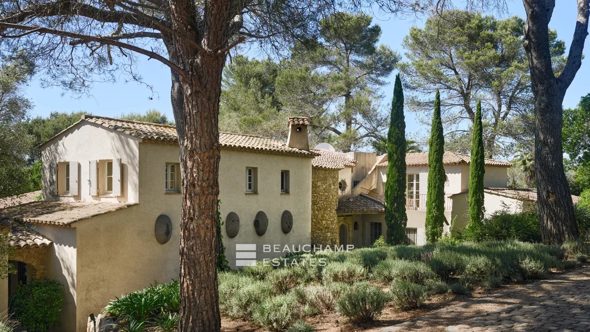 Mas Provençal de 6 chambres avec Tennis à Mougins Mougins – Superb Provençal Mas with 6 bedrooms and private Tennis