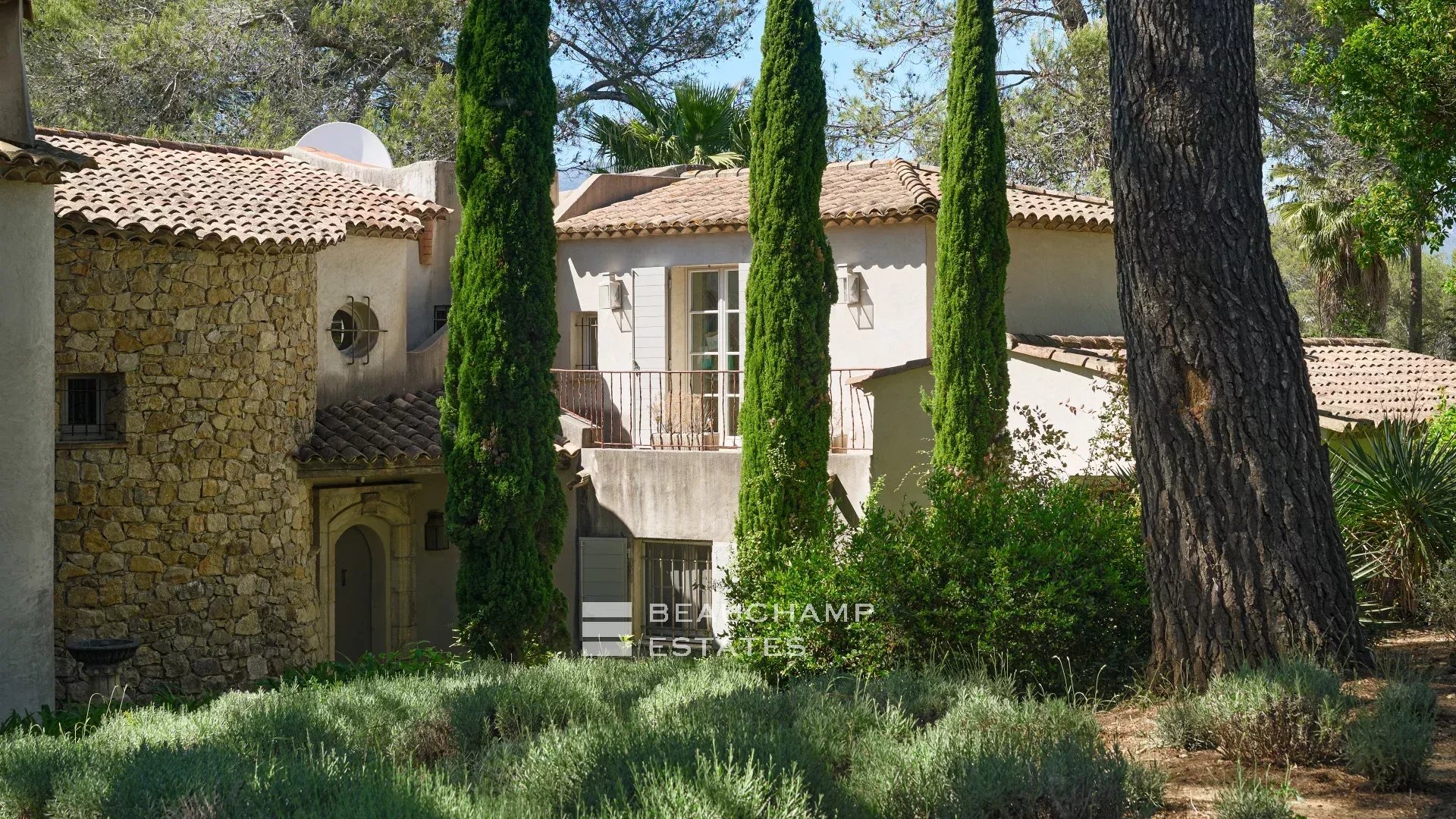 Mas Provençal de 6 chambres avec Tennis à Mougins Mougins – Superb Provençal Mas with 6 bedrooms and private Tennis