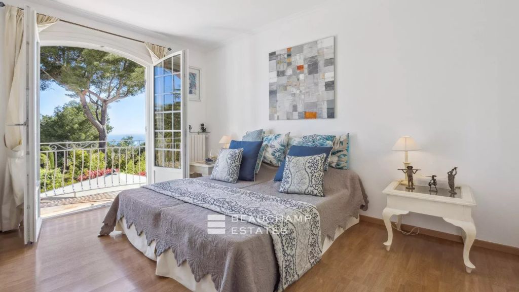 provençal villa with sea and Esterel view