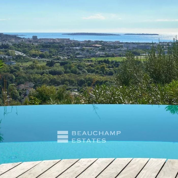 Rare villa d’architecte 5 chambres vue mer quartier du Capitou à Mandelieu