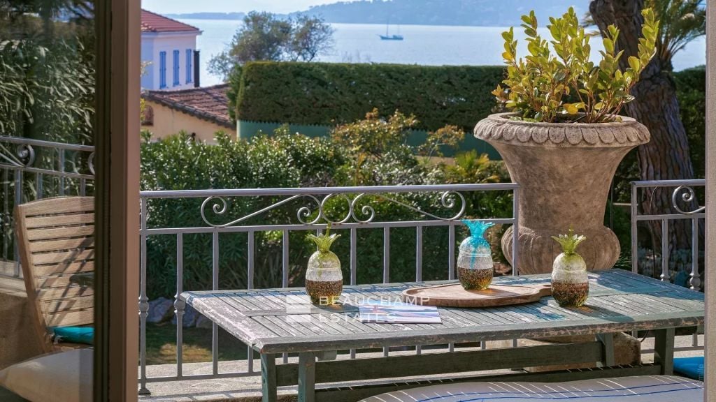 sea view villa with swimming pool within walking distance to beaches and shops – cap d’Antibes