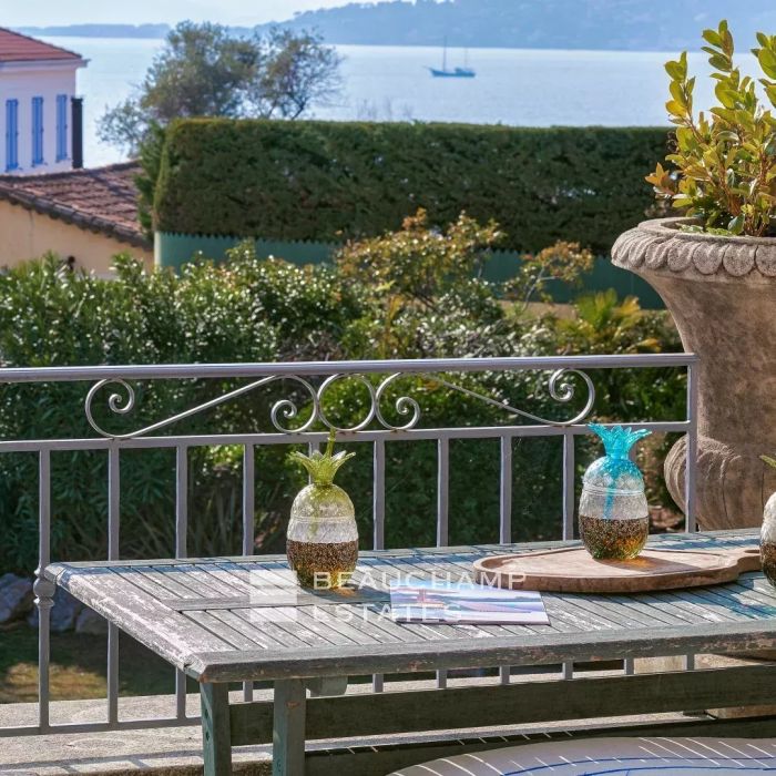 Villa avec piscine et vue mer à pied des plages et des commerces – cap d&rsquo;Antibes