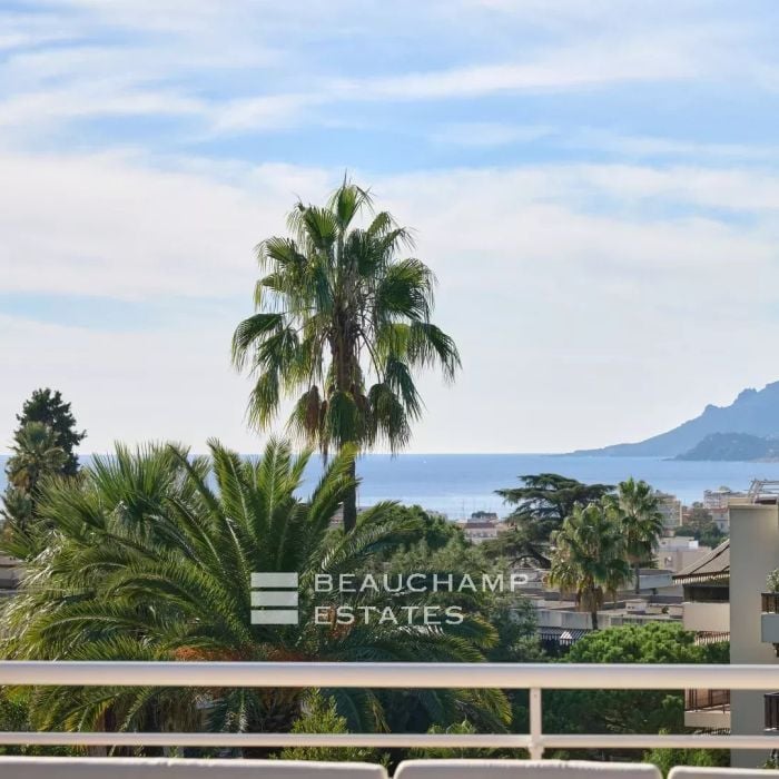 Top Floor apartment with Sea View – Cannes