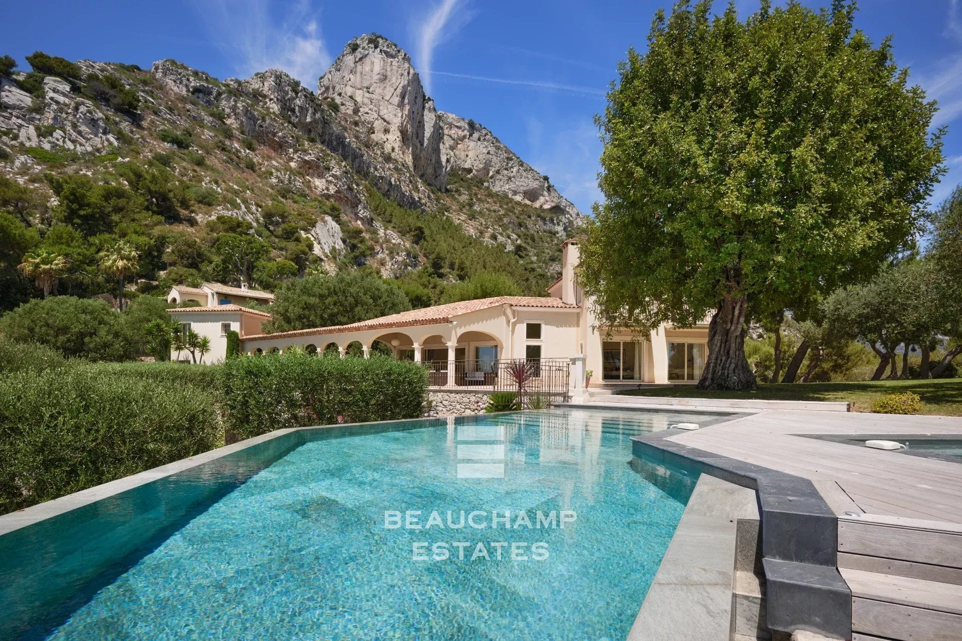 Beautiful villa in neo-provencal style 2 minutes from Monaco Beautiful villa in neo-provencal style 2 minutes from Monaco