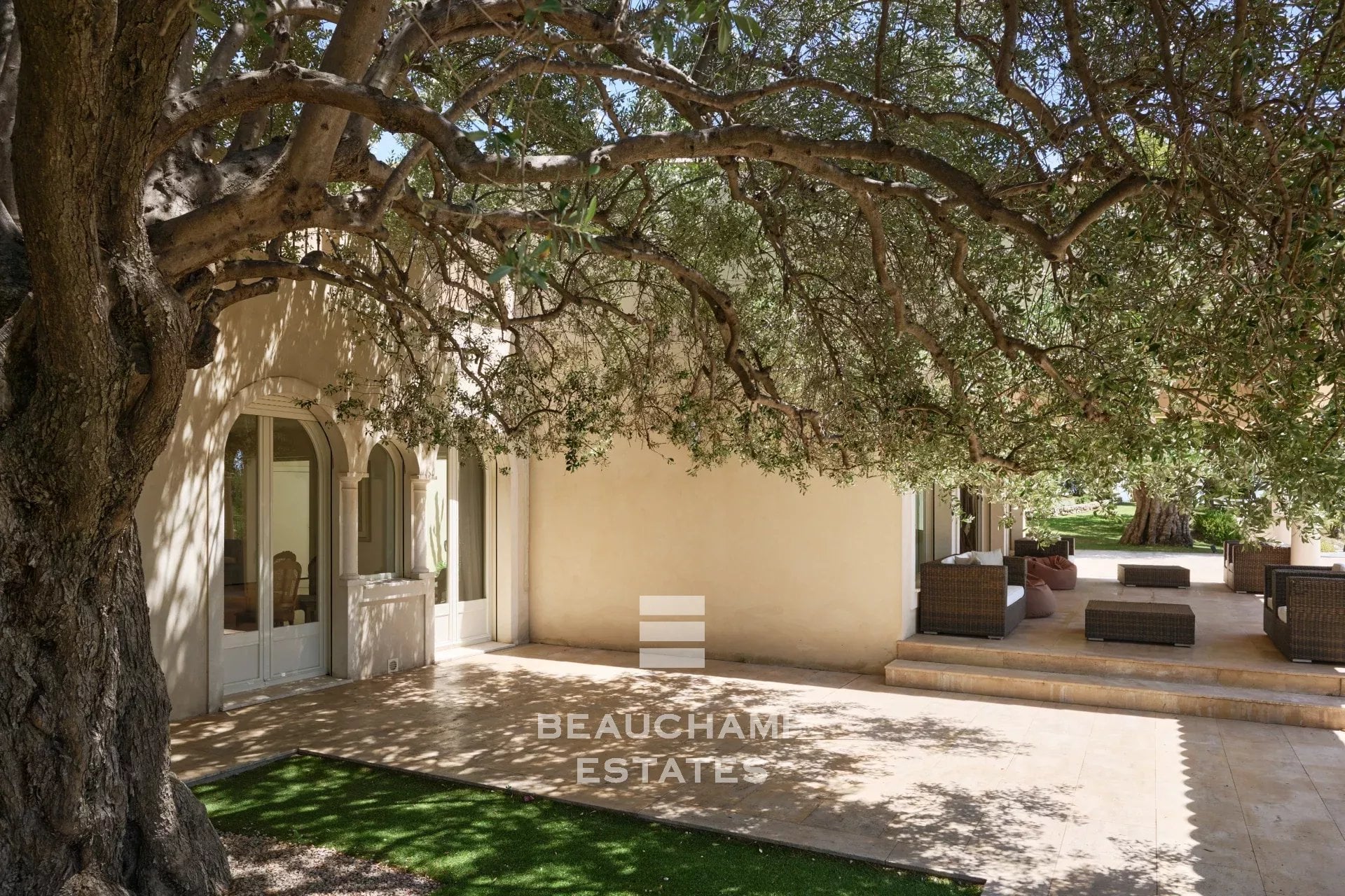 Beautiful villa in neo-provencal style 2 minutes from Monaco Beautiful villa in neo-provencal style 2 minutes from Monaco
