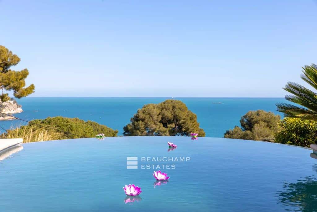 Beautiful villa with 5 rooms in Eze