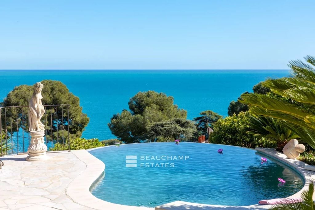 Beautiful villa with 5 rooms in Eze