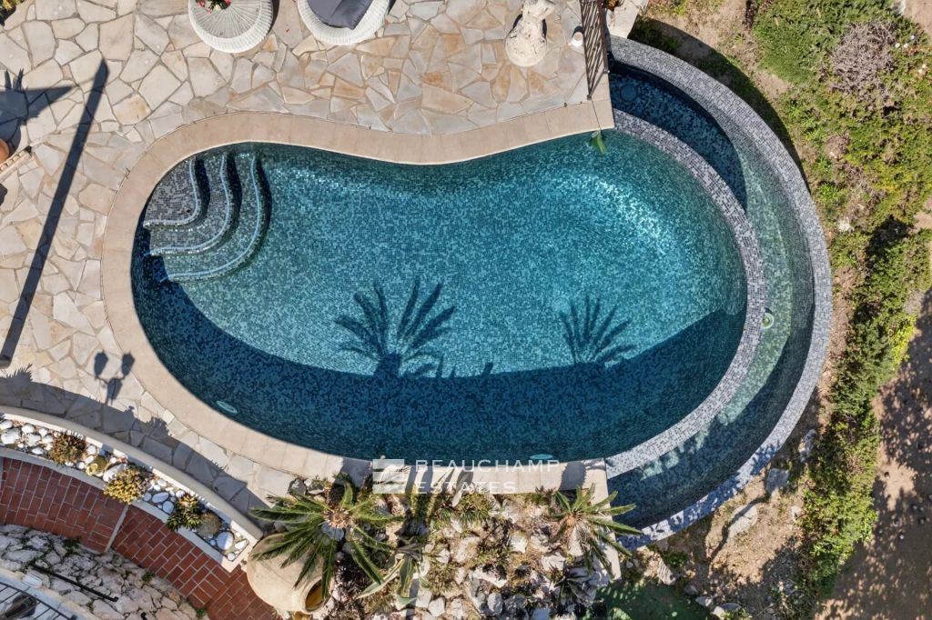Beautiful villa with 5 rooms in Eze
