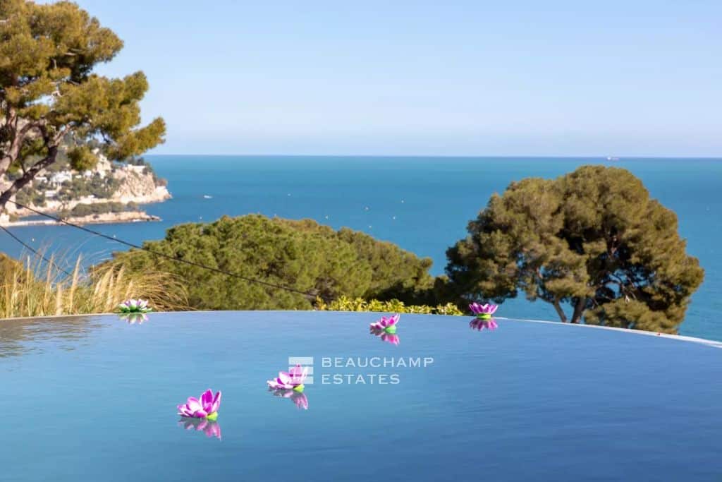 Beautiful villa with 5 rooms in Eze