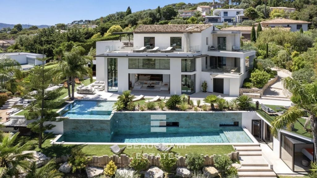 Contemporary 7-Bedroom Villa with Gym, Cinema, Hammam, and Jacuzzi in the Heart of a Quiet Neighborhood in Mougins