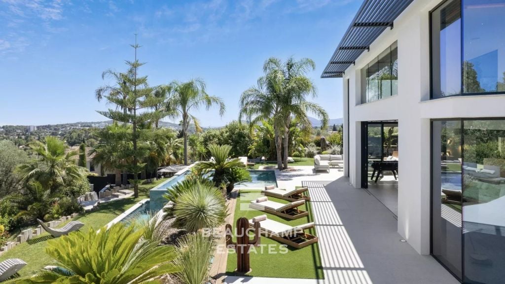 Contemporary 7-Bedroom Villa with Gym, Cinema, Hammam, and Jacuzzi in the Heart of a Quiet Neighborhood in Mougins