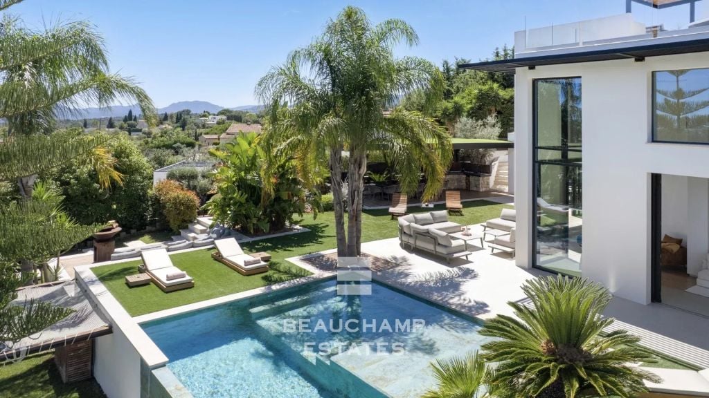 Contemporary 7-Bedroom Villa with Gym, Cinema, Hammam, and Jacuzzi in the Heart of a Quiet Neighborhood in Mougins