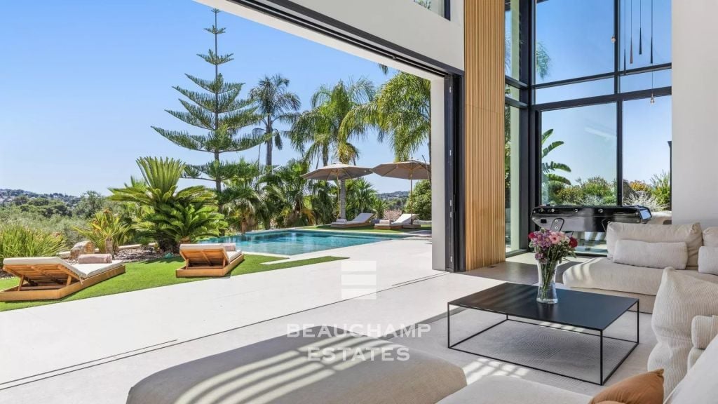 Contemporary 7-Bedroom Villa with Gym, Cinema, Hammam, and Jacuzzi in the Heart of a Quiet Neighborhood in Mougins