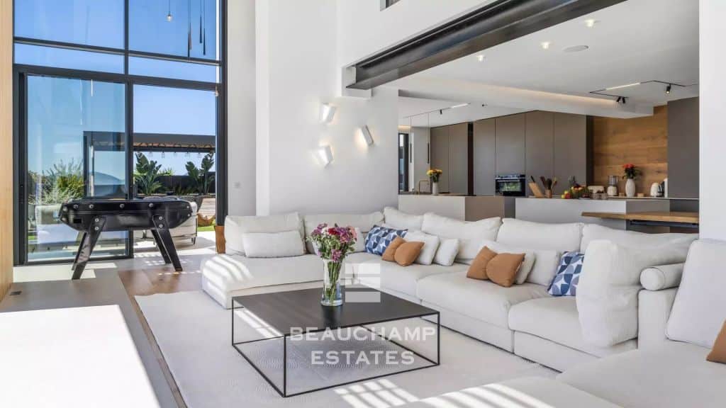 Contemporary 7-Bedroom Villa with Gym, Cinema, Hammam, and Jacuzzi in the Heart of a Quiet Neighborhood in Mougins