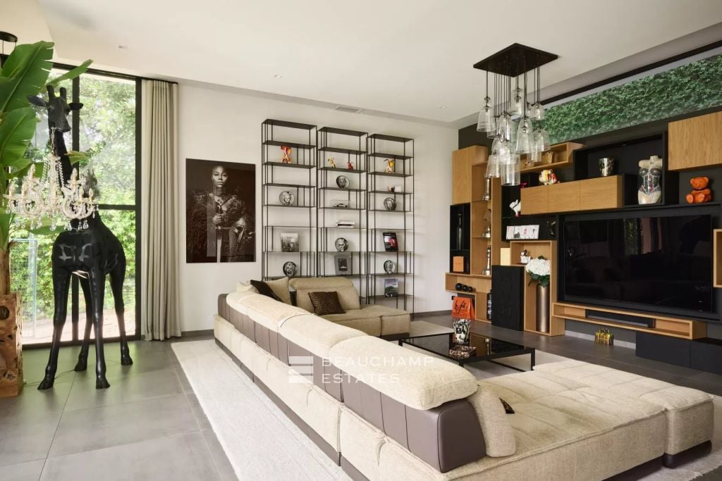 Contemporary villa with 5 bedrooms in Mougins Castellaras