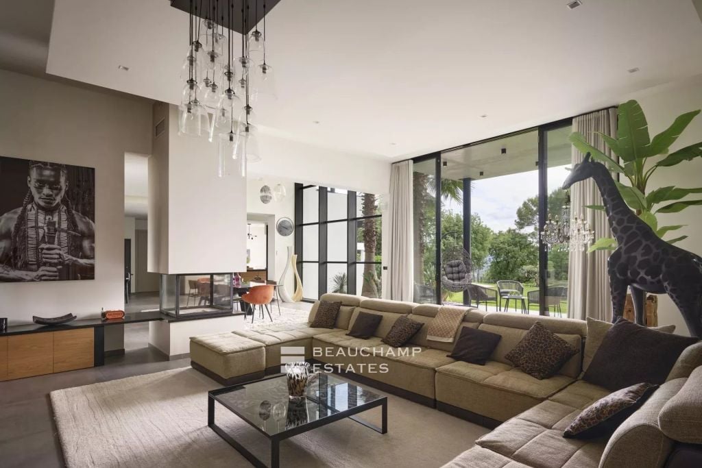 Contemporary villa with 5 bedrooms in Mougins Castellaras