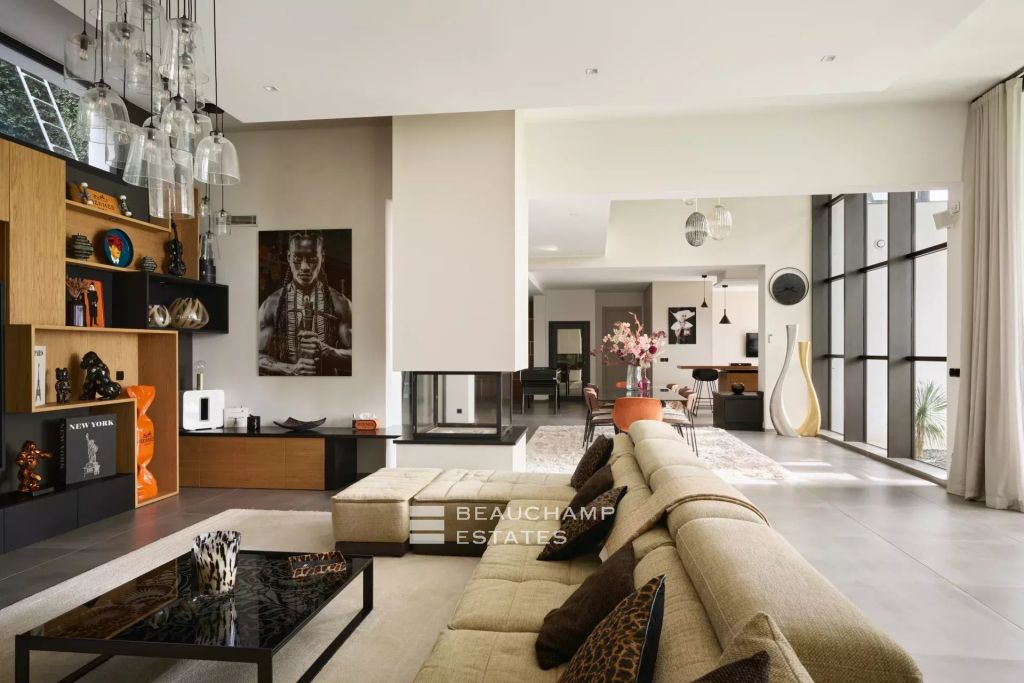 Contemporary villa with 5 bedrooms in Mougins Castellaras