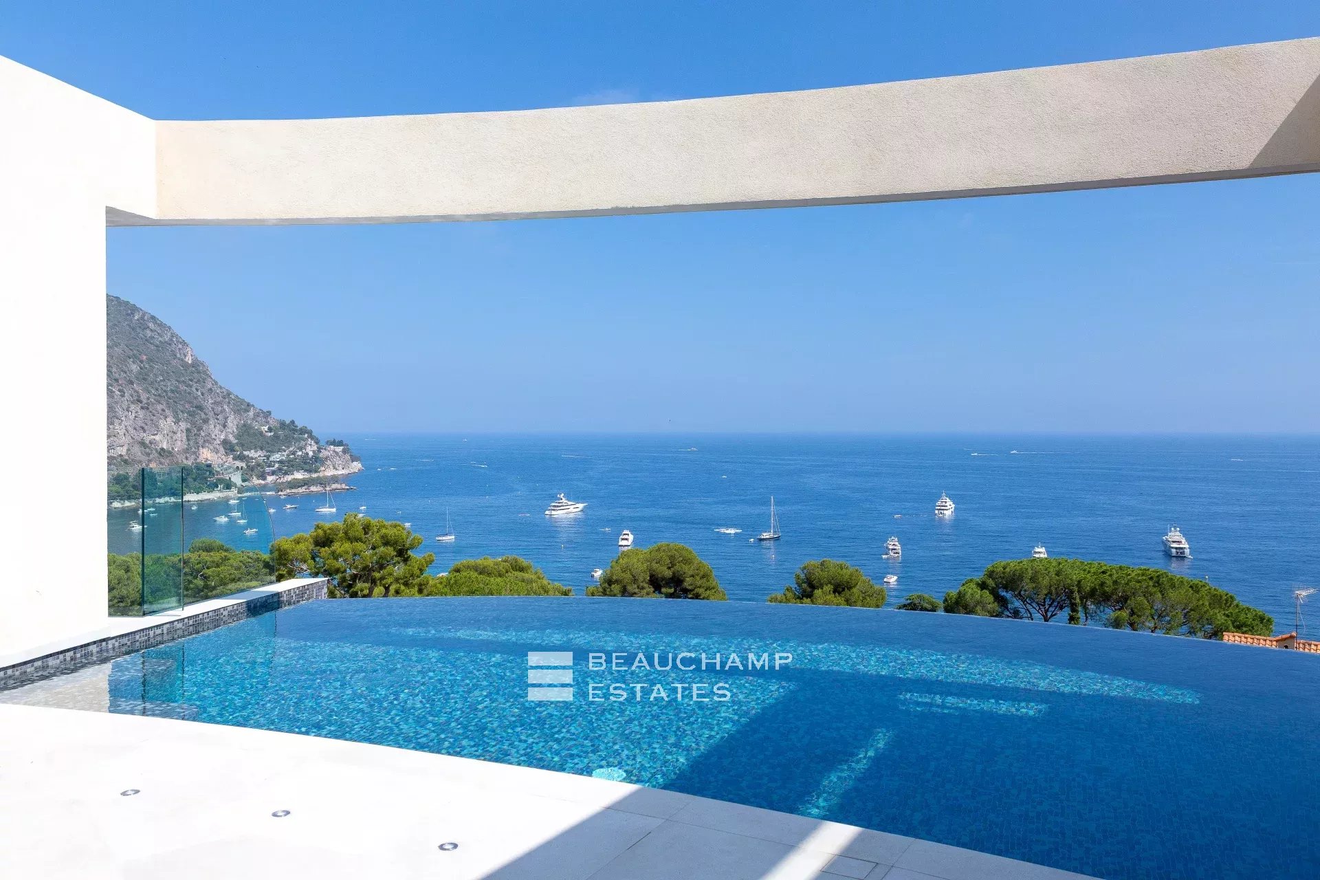 Èze Bord de Mer – Villa contemporaine 5 chambres avec piscine à débordement et vue mer panoramique Èze Bord de Mer – 5-Bedroom Contemporary Villa with Infinity Pool and Panoramic Sea View